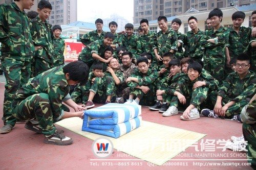 疊軍被，比比誰(shuí)的“手上功夫”最厲害！