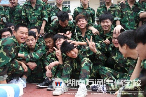 莫道軍中苦，看咱苦中樂！
