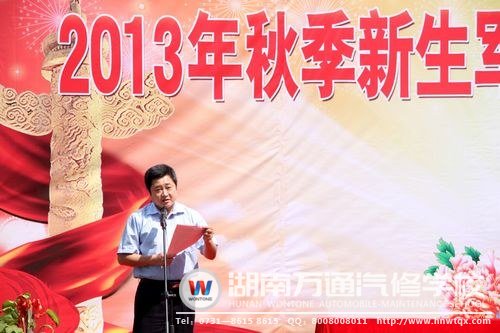 葛校長(zhǎng)勉勵(lì)同學(xué)們學(xué)好專業(yè)技能，成為新時(shí)代“汽車醫(yī)生”！