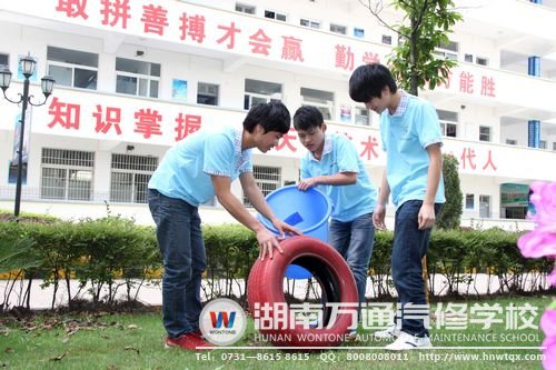 湖南萬通學(xué)子自發(fā)清洗輪胎