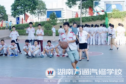 在晨訓(xùn)的課堂上，學(xué)子們既可以做游戲，又能投籃，一展運動風(fēng)采！