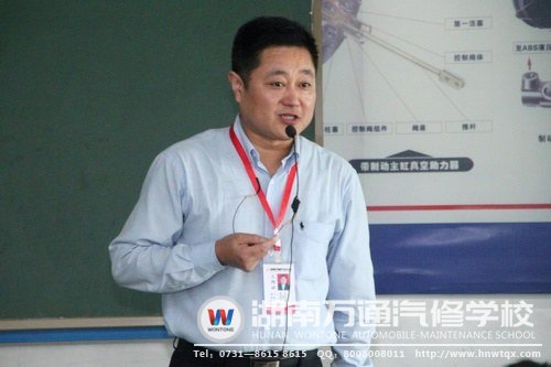 葛校長(zhǎng)講課深入淺出，一字一句都飽含了對(duì)新生學(xué)子的期望