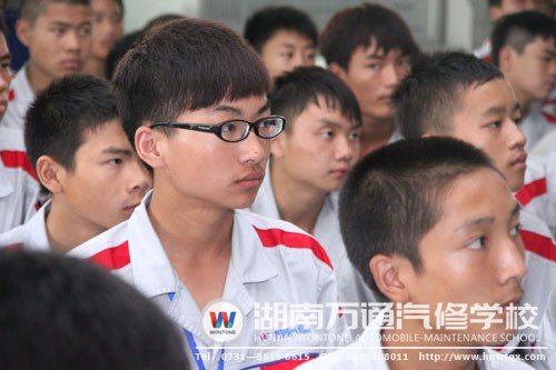 新生學(xué)子認(rèn)真聆聽葛校長(zhǎng)的真知灼見