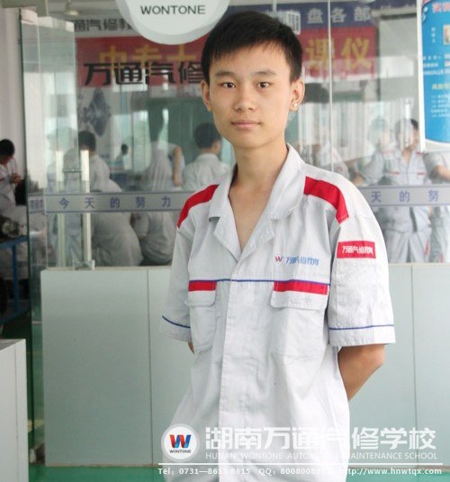 與軍訓(xùn)中的颯爽英姿相比，鄧子威在學(xué)習(xí)中顯得溫文爾雅