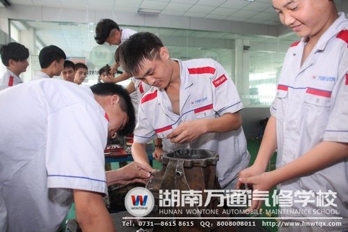 張森（中）與班上同學(xué)互助協(xié)作，建立起了深厚的友誼