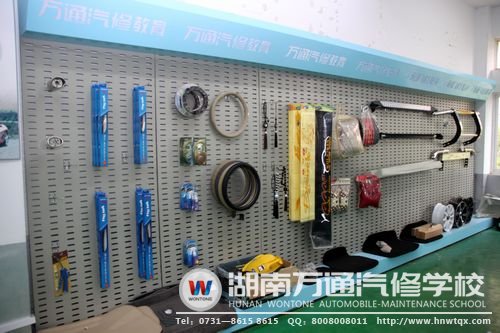 汽車美容工具一應(yīng)俱全，確保學(xué)生有充足的操作機會