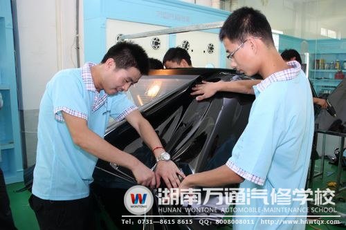 湖南萬(wàn)通學(xué)子正在進(jìn)行貼膜練習(xí)