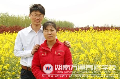 在《少年的逆襲》中，謝宏波苦學(xué)汽修，只為給媽媽好生活