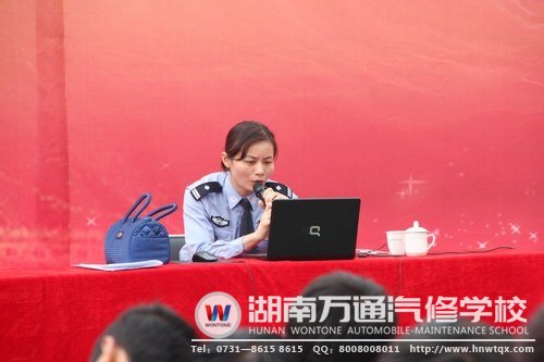 李警督為學(xué)子們講述法制安全知識(shí)