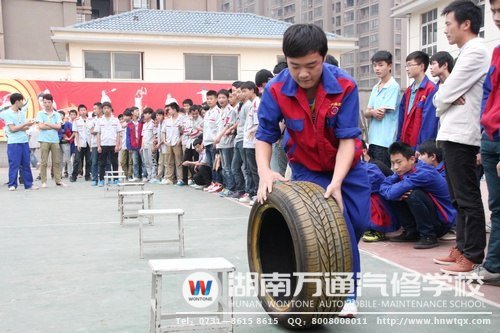 這位選手的平衡力不錯(cuò)喲！輪胎穩(wěn)穩(wěn)當(dāng)當(dāng)?shù)危? /></div>
<p style=