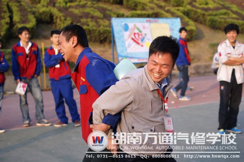 師生一起夾氣球，同樂！