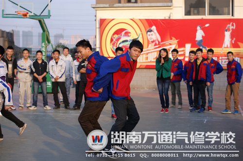 瞧這兩位同學(xué)，為了奪第一，都懸空了！