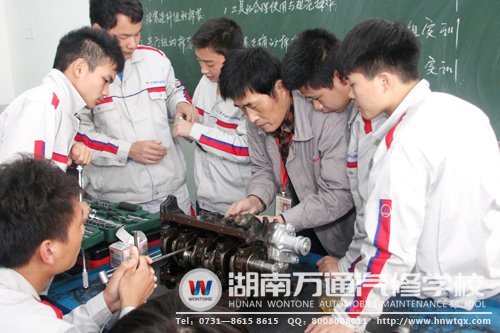 湖南萬通專業(yè)老師用耐心和細(xì)心傳授學(xué)生扎實(shí)技能