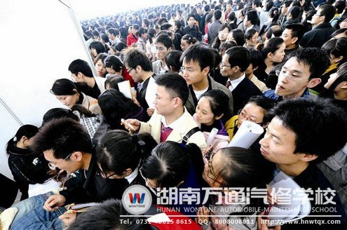 大學(xué)生招聘會現(xiàn)場人山人海，就業(yè)難現(xiàn)象凸顯