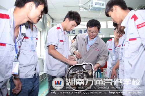 學(xué)生利用先進(jìn)的教學(xué)設(shè)備實(shí)訓(xùn)，掌握實(shí)用技能
