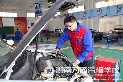鄧勇波認為，開汽車美容店，自己就要有專業(yè)的技術(shù)作支撐