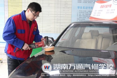 鄧勇波在學(xué)習汽車美容專業(yè)技能