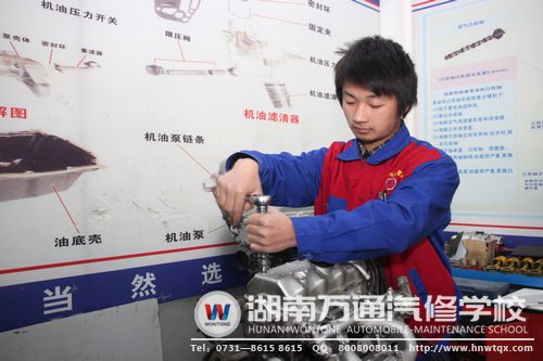 伍艷軍告別了曾經(jīng)的打工、學(xué)徒生涯，來(lái)到了湖南萬(wàn)通學(xué)汽修
