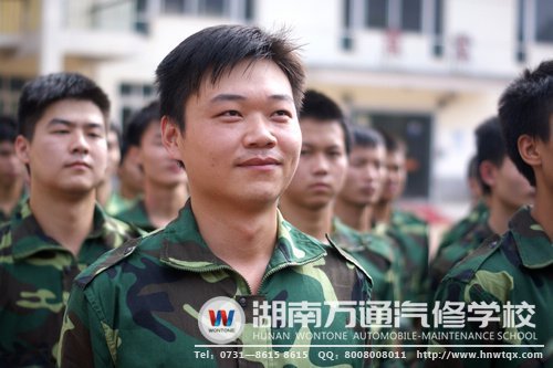 李鋒剛來湖南萬通時，參加了軍訓。照片上的他笑意盎然