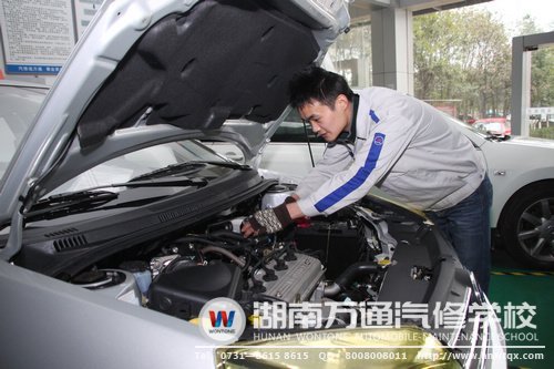 伏帥來到了湖南萬通，學(xué)習(xí)小車修理技術(shù)