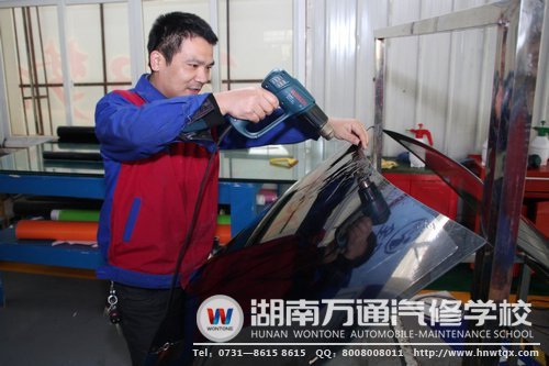 龍邵華拿起工具，學(xué)起了汽車美容