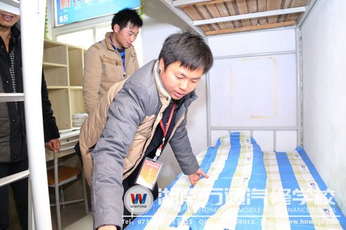 細節(jié)顯出辦學品質（圖為班主任為新生整理床鋪）