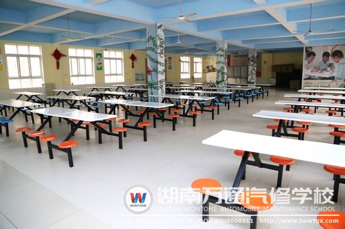 一塵不染的餐廳，保障學(xué)生飲食安全