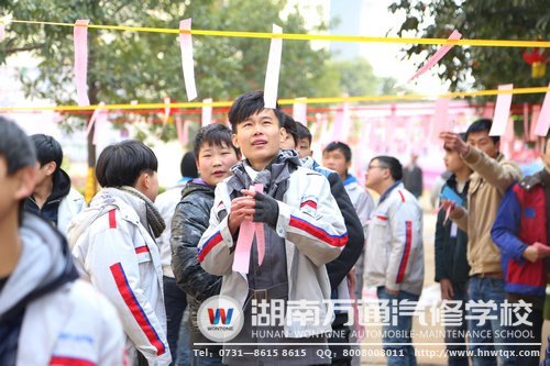 這位同學正在研究謎面！