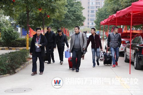 辦完報(bào)名手續(xù)的新生們即將開始新的生活