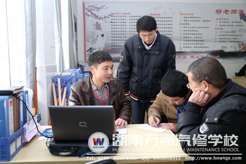 班主任與新生家長交流，“孩子在這里，你們父母放一百個(gè)心”