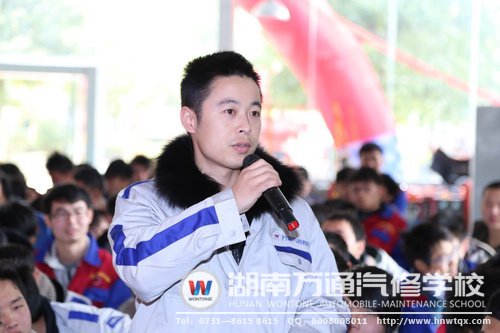 學(xué)子踴躍回答朱教授的提問(wèn)