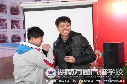 朱軍教授與學(xué)子“比腕力”！