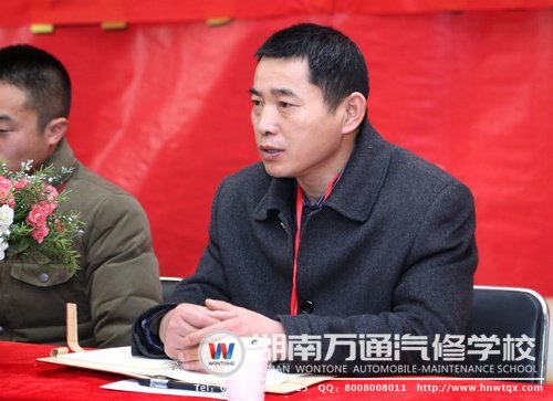 潘助理勉勵新生抓住汽車行業(yè)發(fā)展機遇，好好學(xué)習(xí)努力成才