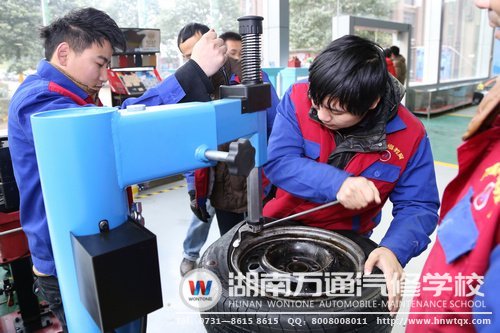 湖南萬(wàn)通保證學(xué)子有充足的實(shí)踐動(dòng)手機(jī)會(huì)