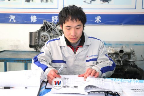 申子成認(rèn)真學(xué)習(xí)汽修理論知識