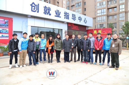 即將步入崗位的學子們與校領(lǐng)導(dǎo)和班主任合影留念