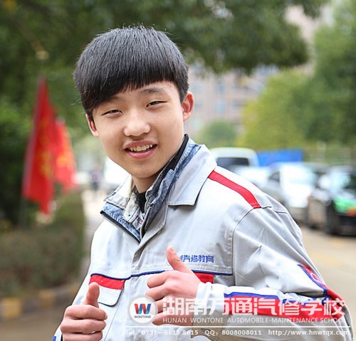 陳國(guó)華是一個(gè)十分開朗的男孩