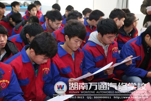 學(xué)子們認(rèn)真閱讀長沙瑞寶企業(yè)手冊