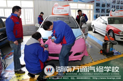 學生一起動手，讓車輛“換裝”