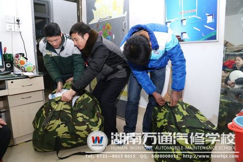 親力親為，班主任與新生同在