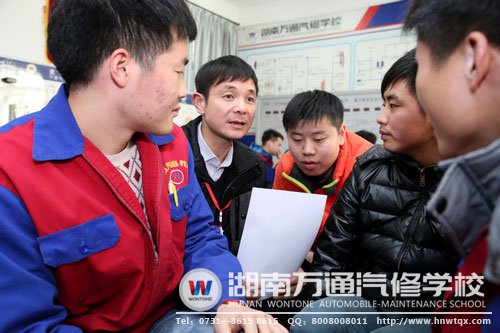 班主任與學(xué)子們交流，傳授面試技巧