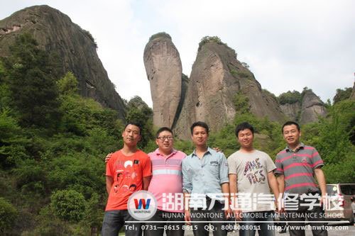 湖南萬(wàn)通的老師們?cè)趰~山偶遇畢業(yè)學(xué)子（左一、左三）