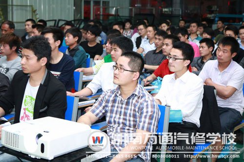 來自各大汽車企業(yè)的技術(shù)人員認真聽講