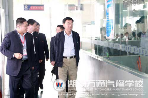 中共湖南省社會組織工作委員會副書記、省社會組織黨的群眾路線教育實踐活動領(lǐng)導小組副組長、湖南省民政廳李勁夫副廳長（右一）參觀湖南萬通汽修學校