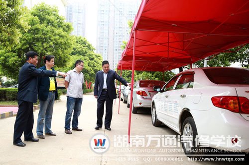 長沙市人力資源社會保障局職業(yè)能力建設(shè)處袁處長一行參觀湖南萬通汽修學(xué)校