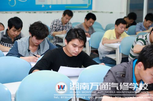 理論考場(chǎng)上，考生下筆如有神