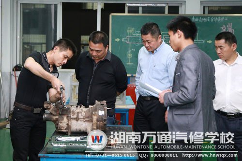 實(shí)操考場(chǎng)，考生的規(guī)范操作得到了領(lǐng)導(dǎo)們的認(rèn)可