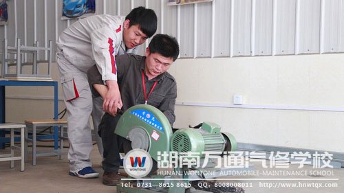 萬意在老師的指導(dǎo)下改進(jìn)