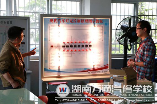 學(xué)校還根據(jù)市場(chǎng)上汽車(chē)工藝的改進(jìn)，不斷探索新的教學(xué)道路