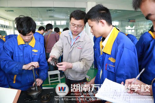 湖南萬(wàn)通的學(xué)子們?cè)谛＞驼莆蘸迷鷮?shí)的技能，畢業(yè)后就業(yè)毫不費(fèi)力